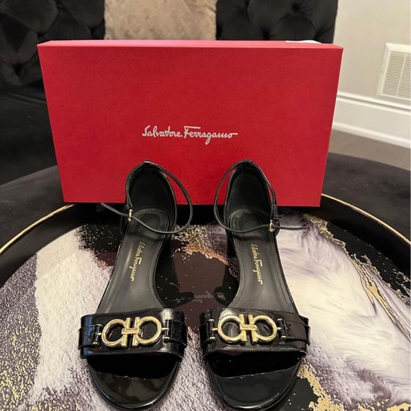 SALVATORE FERRAGAMO Como Gancini Patent-Leather Sandals - Picture 4 of 10